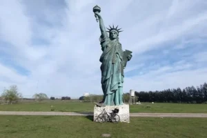 la estatua de la libertad en un campo de motocross provincia de buenos aires