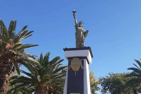 estatua de la libertad en villa aberastain, pocito, san juan, argentina