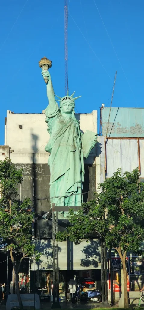 estatua de la libertad en munro vista desde la interseccion