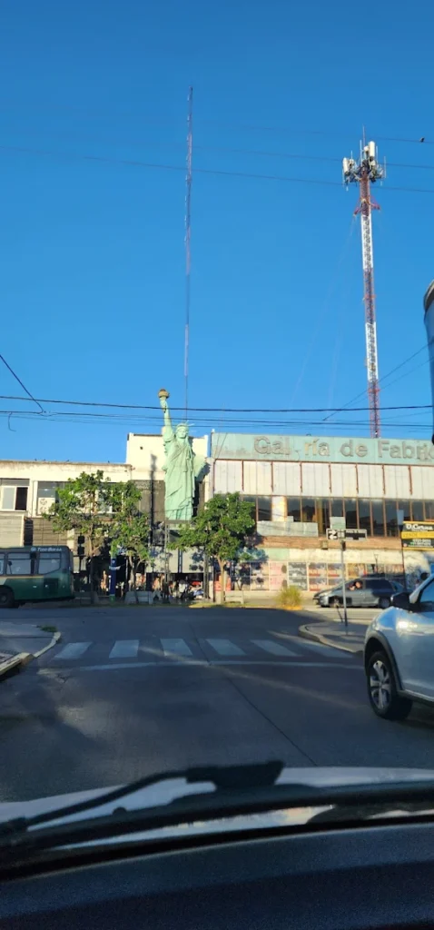 estatua de la libertad de munro vista desde lejos