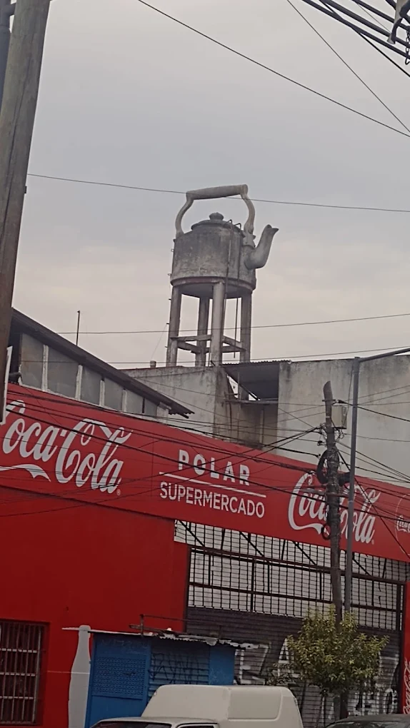 una tetera o pava gigante en gran buenos aires