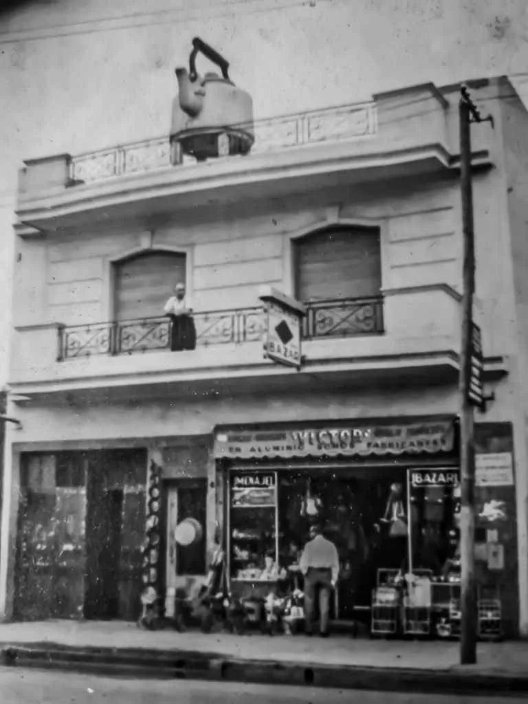 fachada del antinguo negocio de fabrica de pavas con su dueño victorino en villa raffo
