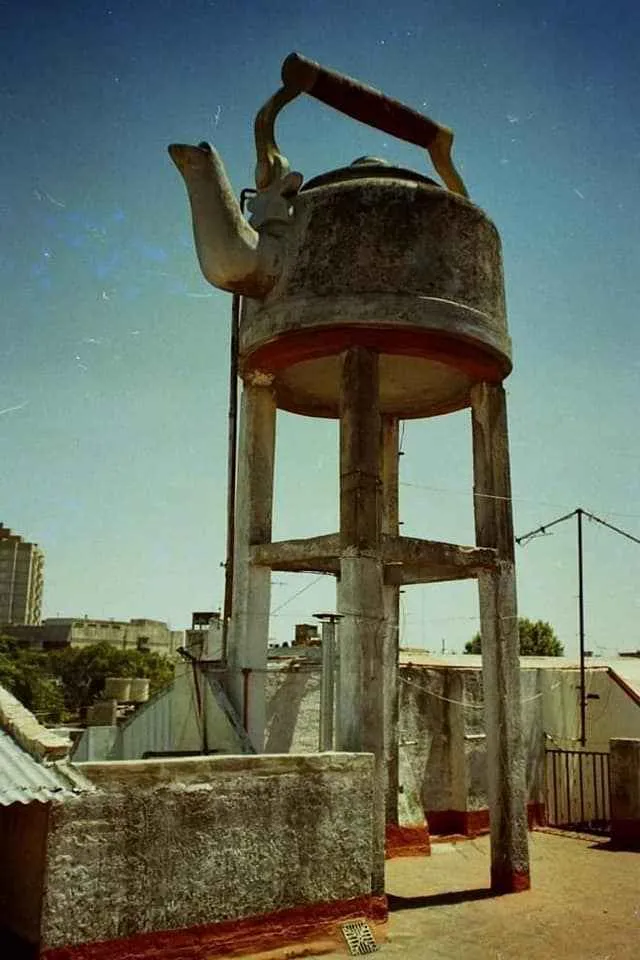 la tetera o pava gigante vista desde la azotea donde esta instalada