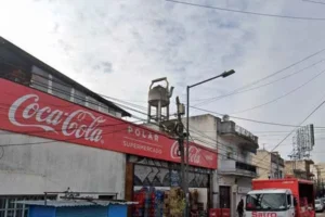 la tetera gigante de tres de febrero en villa raffo