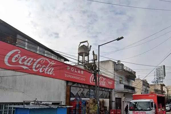 la tetera gigante de tres de febrero en villa raffo