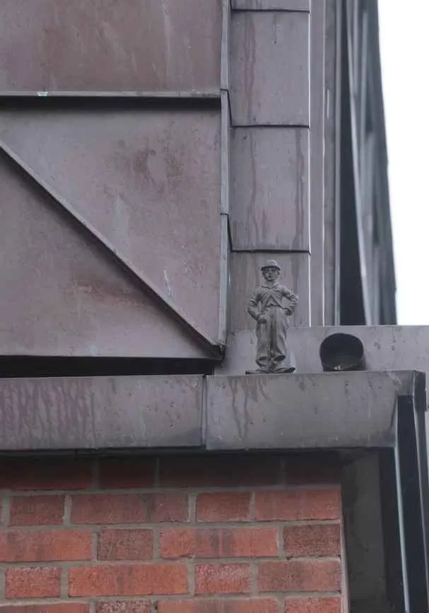 vista frontal de la estatua miniatura de charlie chaplin