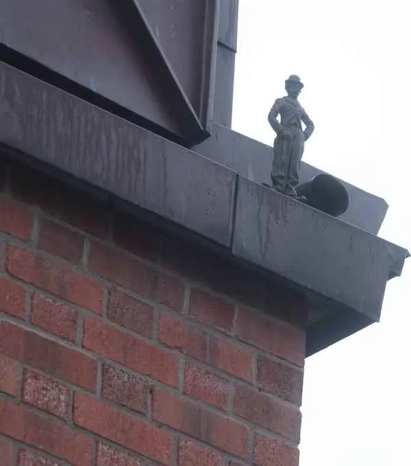 acercamiento de la estatua de miniatura de charlie chaplin