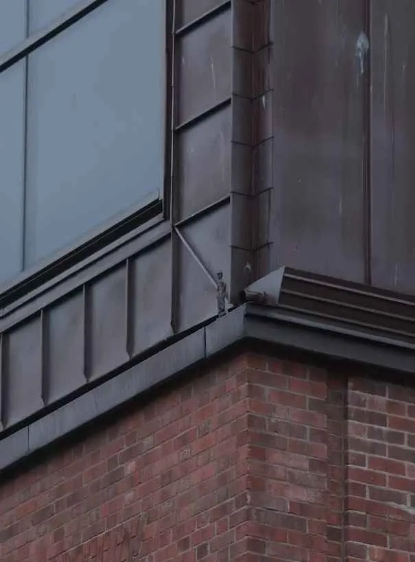 vista de la estatua oculta de charlie chaplin belfast