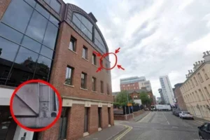 monumento oculto a charlie chaplin en belfast