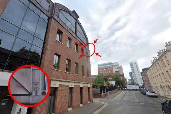 monumento oculto a charlie chaplin en belfast