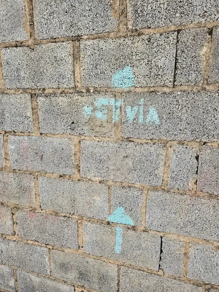 graffiti con tematica ovni en varginha