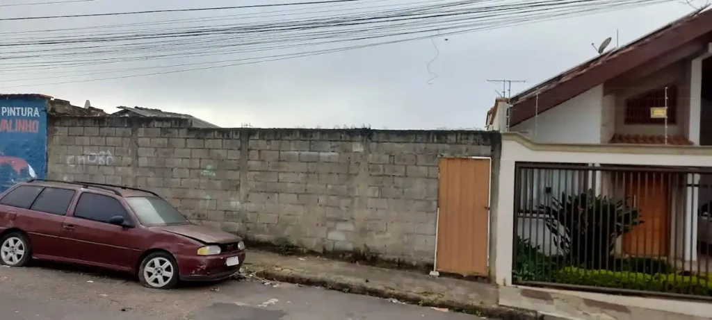 muro perimetral del terreno donde ocurrio el incidente varginha 1996