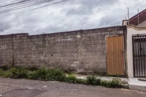 el muro que cubre el lugar del avistamiento extraterrestre en varginha en 1996