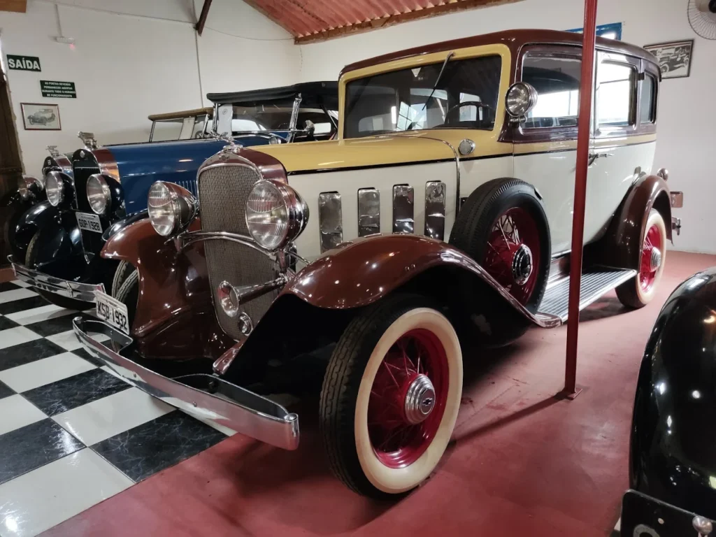 autos clasicos en un museo brasileño de mina gerais