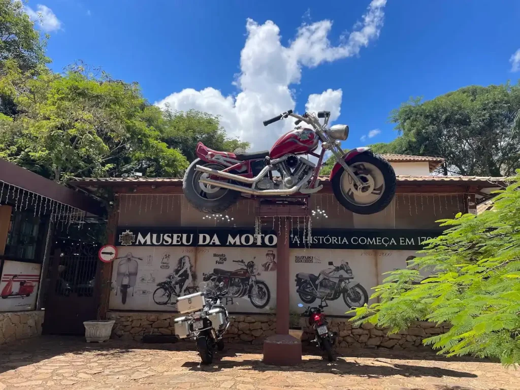 entrada al museo de la moto en tiradentes, brasil mina gerais