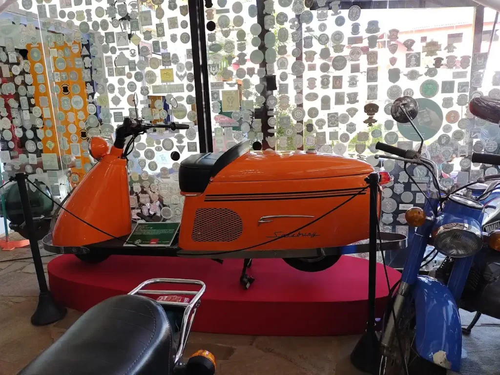 extraña motocilceta en el museo de la moto de mina gerais