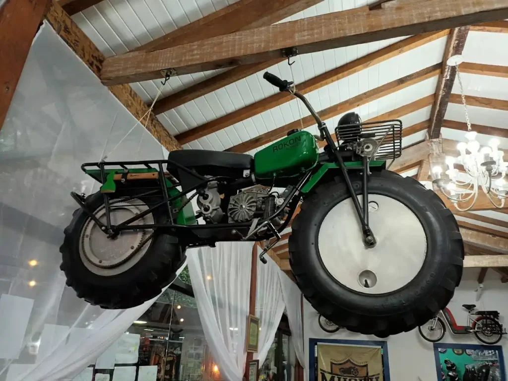 motocicleta con grande ruedas , museo de tiradentes