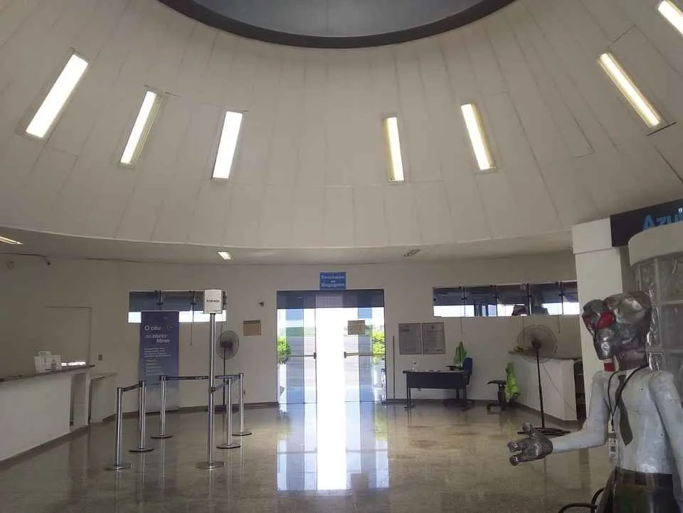 interior del aeropuerto de varginha