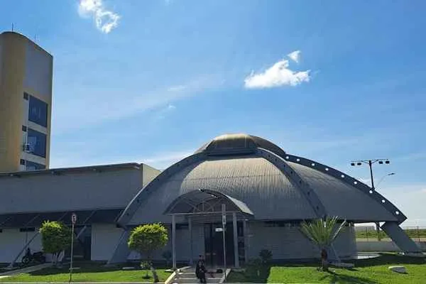 aeropuerto de varginha con tematica ovni en minas gerais brasil