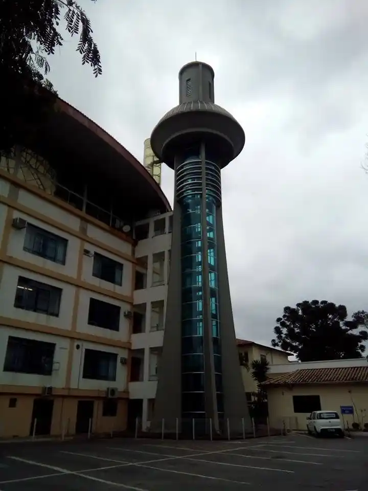 vista al ascensor con forma de abducion ovni