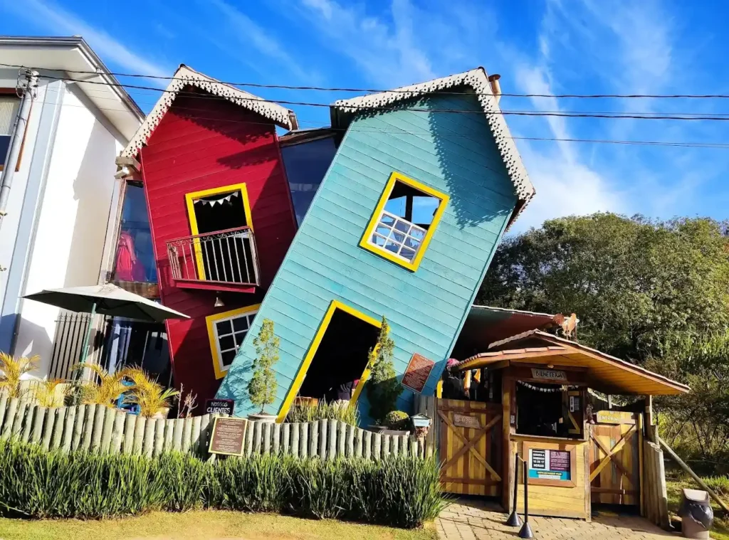 casa caricaturesca de bichinho, casa torta o torcida