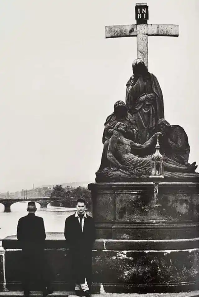 foto de david gahan en 1988 en el puente de carlos