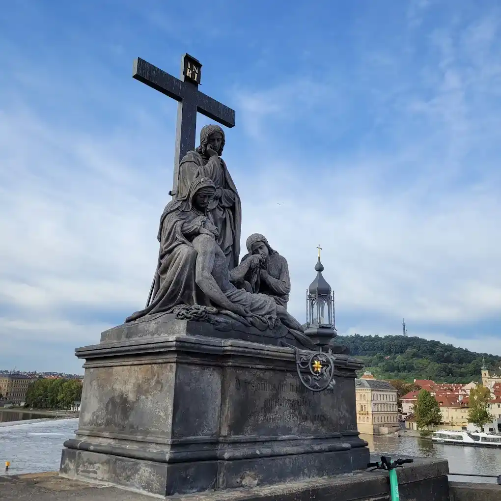 estatua de la piedad en el puente de carlos vista de perfil derecho