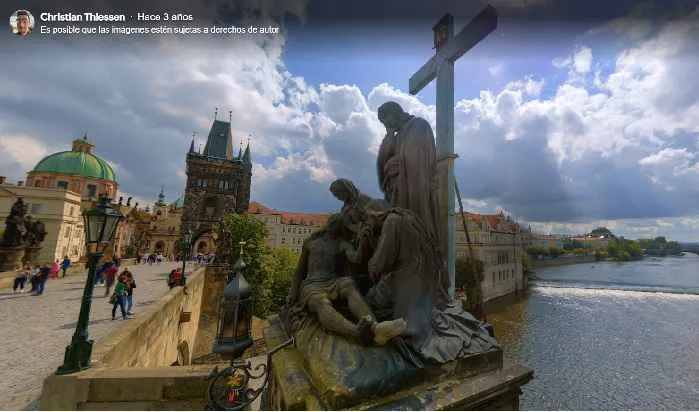 vista de perfil izquierdo de la escultura de la piuedad en el puente de carlos