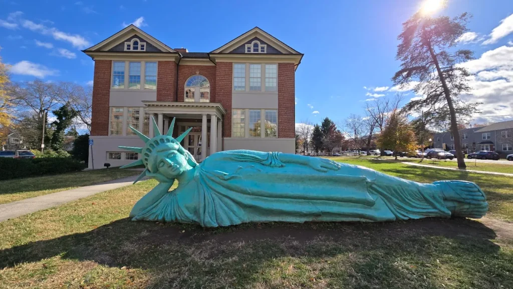 estatua de la libertad en arlington virginia