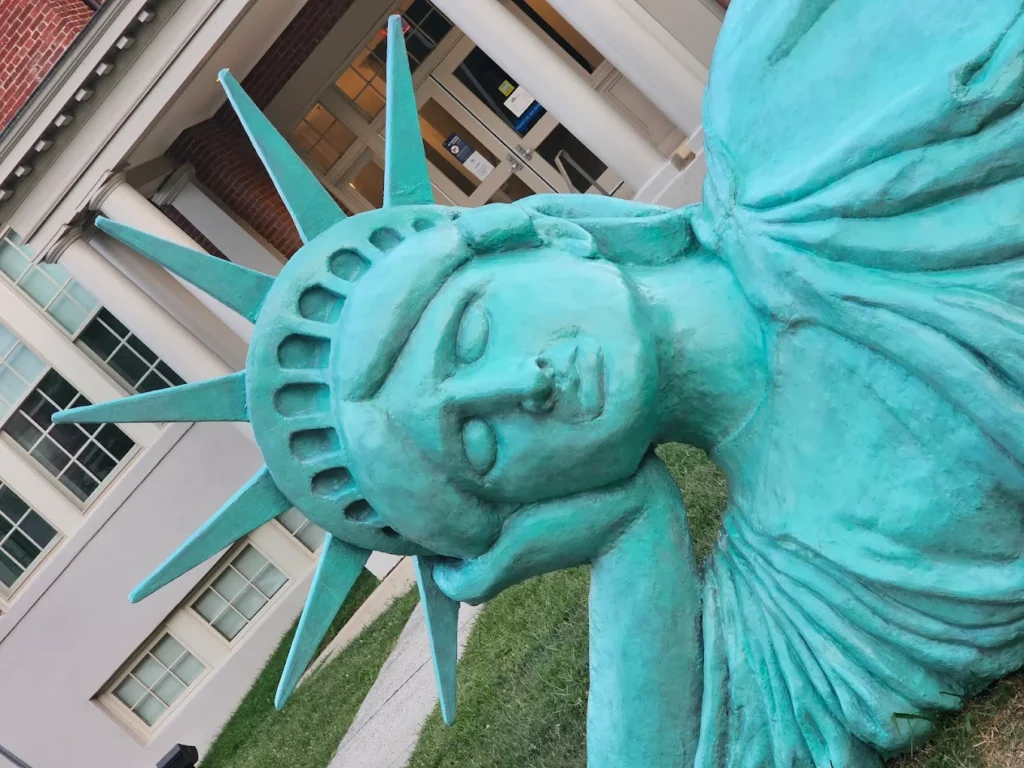 cabeza de la estatua de la libertad descansando