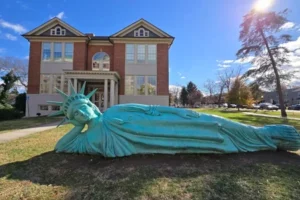 version acostada de la estatua de la libertad en arlington virginia