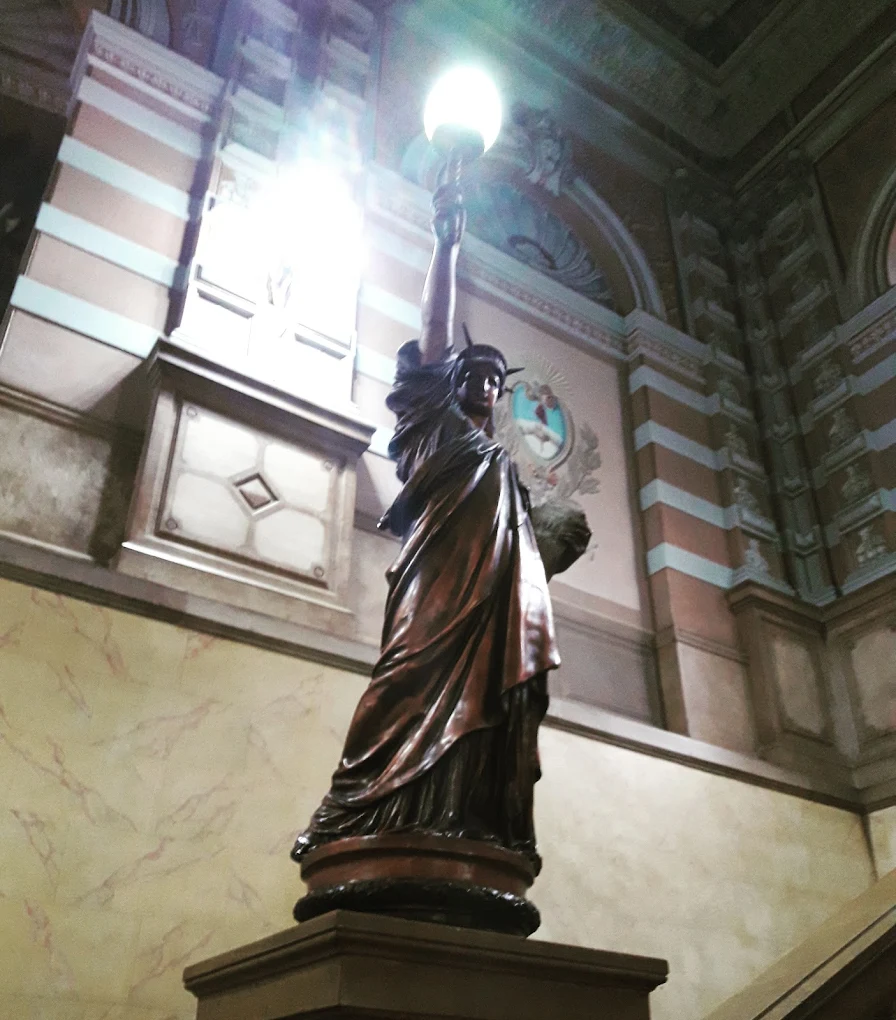 estatua de la libertad de cerca, ciudad de la plata argentina