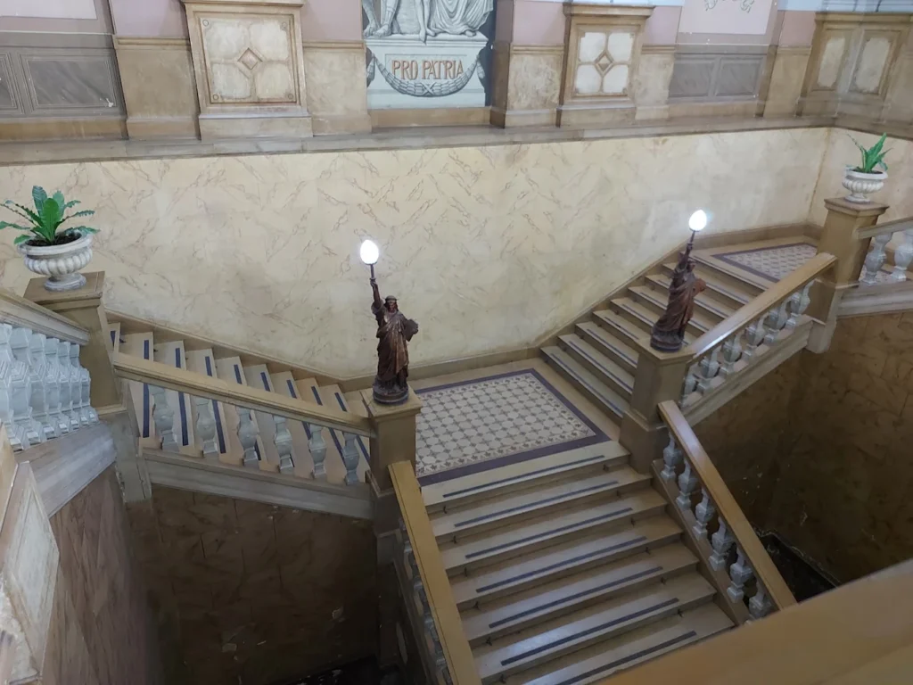 estatuillas de la libertad vistas desde el segundo piso de la casa de gobierno de buenos aires