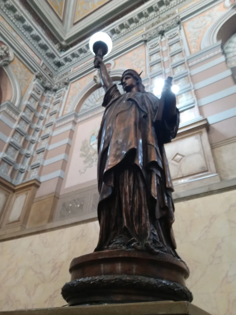 estatua de la libertad en la plata argentina