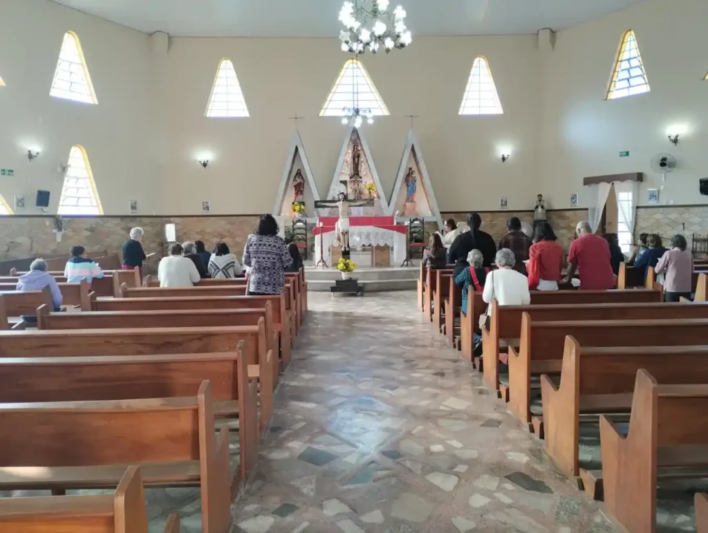 interior de la nave hexagonal de la iglesia de santa terezinha en brasil