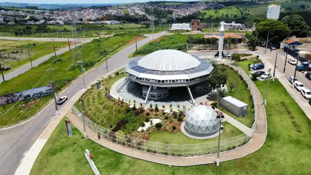 vista de dron de un museo en forma de OVNI EN minas gerais