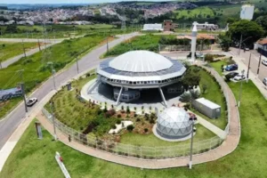 museo en forma de platillo volador en varginha brasil como memorial de ET