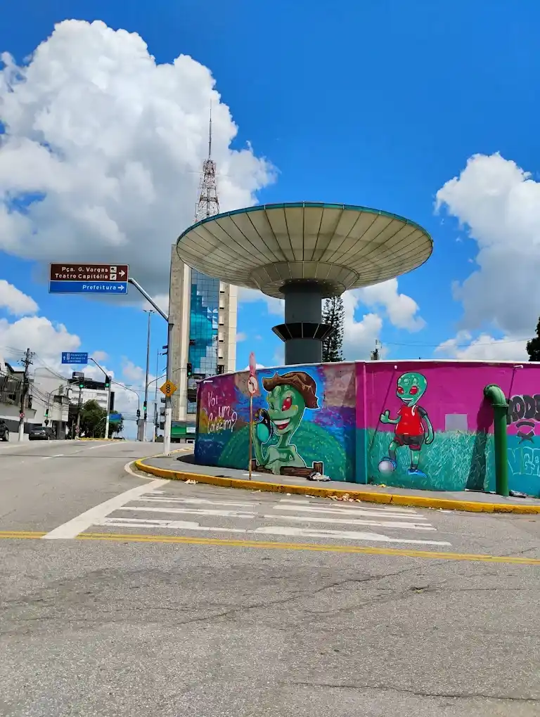 nave espacial de varginha con un mural de graffitis tematica aliens