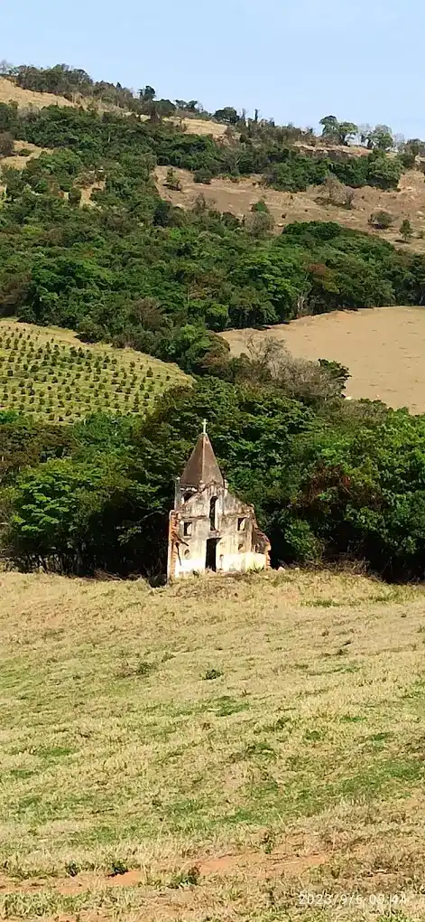 Ruinas de la Capilla de Nossa Senhora das Graças de lejos