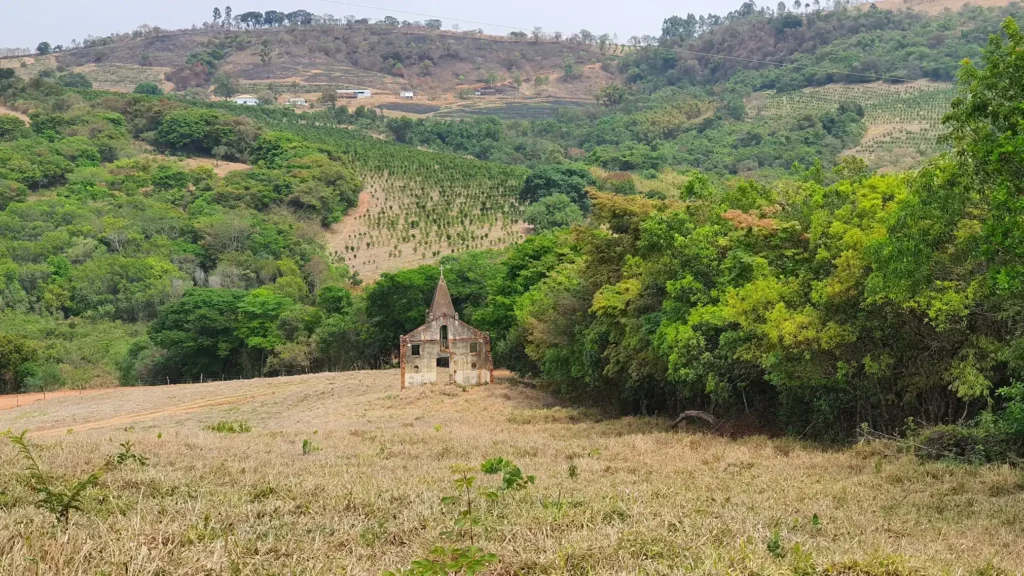 Ruinas de la Capilla de Nossa Senhora das Graças en un paztizal