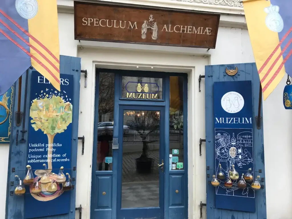 entrada principal al museo de la alquimia desde la calle hastalska