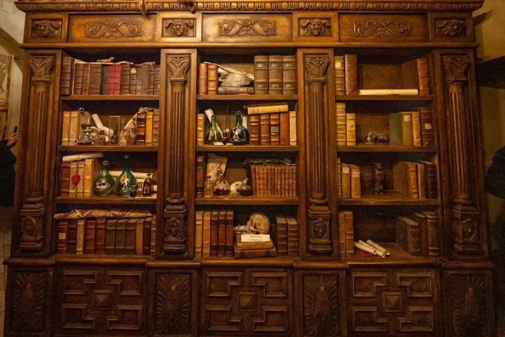 puerta con pasadiso secreto hacia el taller de alquimia