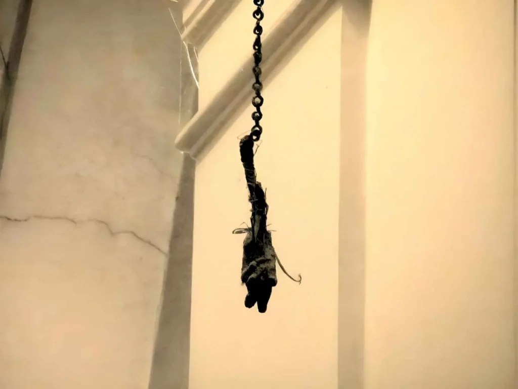 brazo colgando en una iglesia de praga