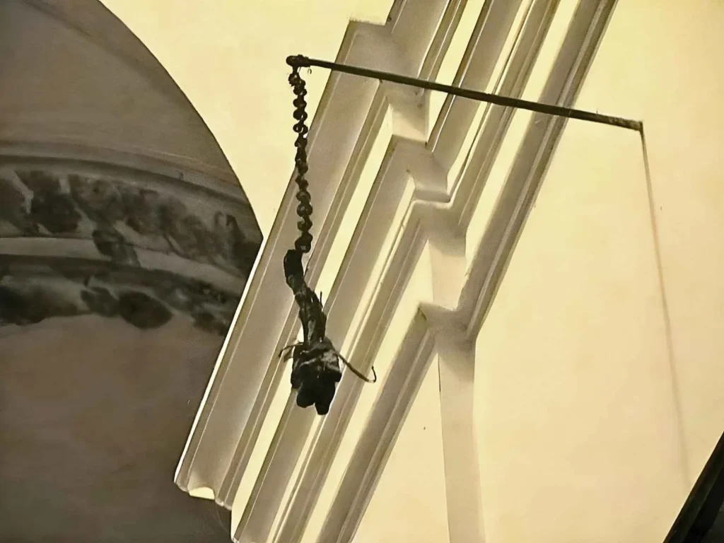 brazo momificado de un ladron en una iglesia de praga