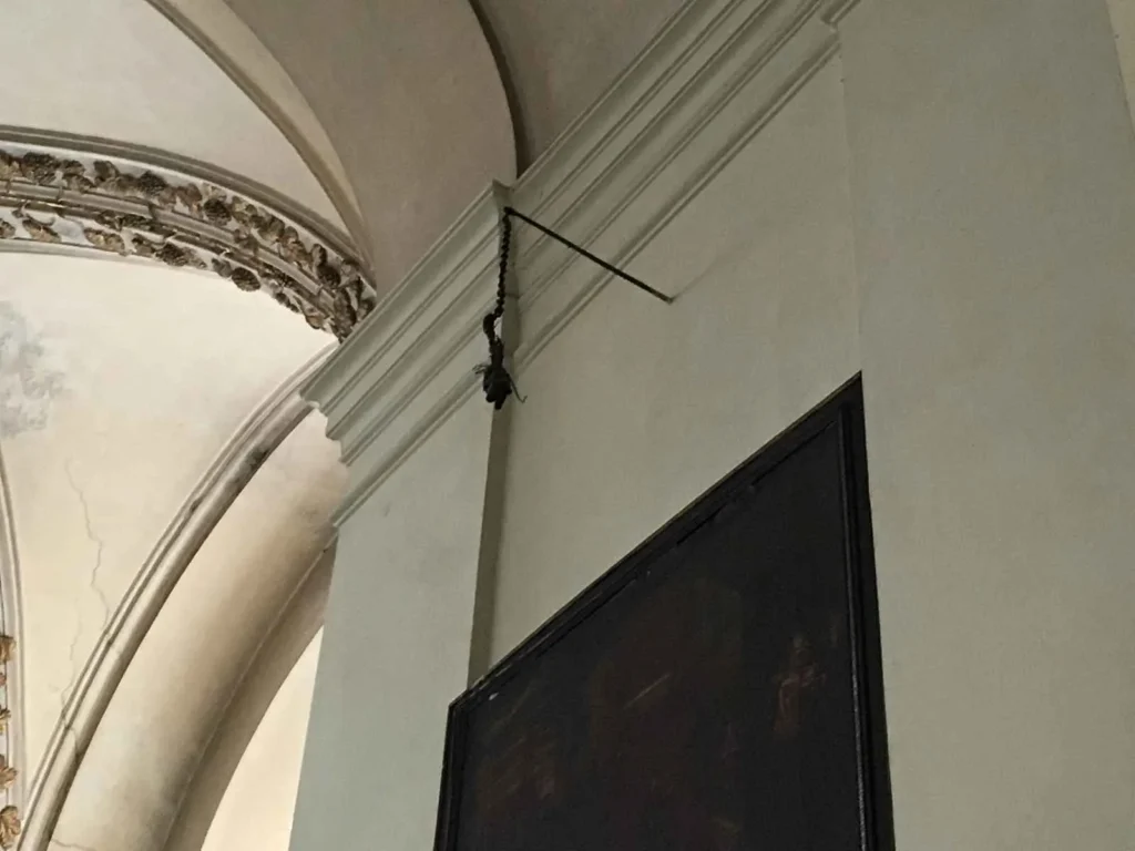 brazo humano lleva casi 400 años colgando en una iglesia