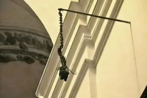este es el brazo humano momificado de un ladron que intento robar las joyas de la virgen hace 400 años en una iglesia de praga