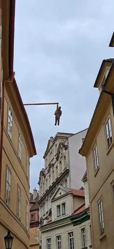 estatua de freud en praga