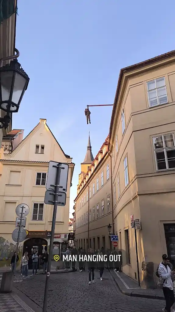 sigmud freud colgando de una viga en praga