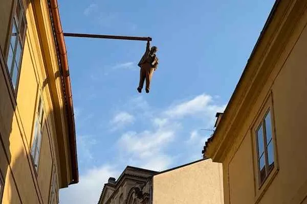estatua de sigmud freud en praga, estatua rara