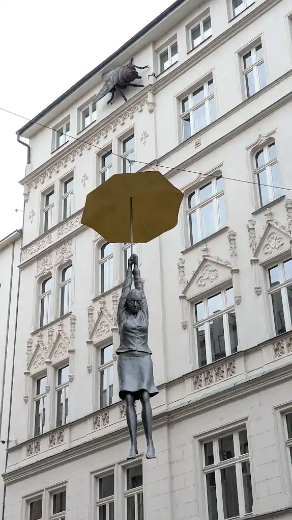 estatua de la mujer del paragua en praga